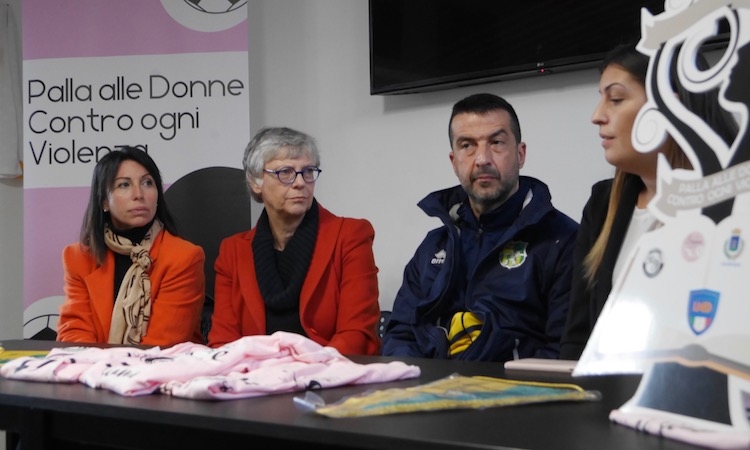 Roma sposa l'iniziativa "Palla alle donne contro ogni violenza": il calcio femminile per sensibilizzare i più giovani 