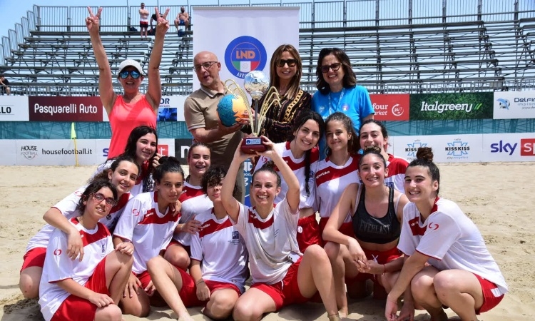 Le studentesse di Pescara a scuola di beach soccer