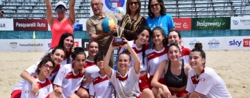 Le studentesse di Pescara a scuola di beach soccer