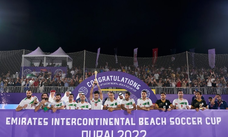 Il beach soccer iraniano si schiera dalla parte dei manifestanti: niente inno e taglio di una ciocca di capelli