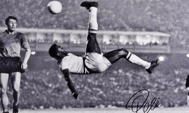 Minuto di raccoglimento in memoria di Pelè