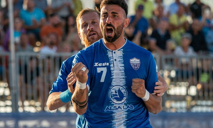 Napoli Beach Soccer in alto, dove più non si può